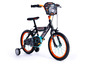 Ein schwarzes Kinderfahrrad mit orangenen Details und Stützrädern.
