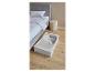 Schlafzimmer mit einem Bett und einer Unterbett-Aufbewahrungsbox.