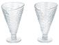 Zwei transparente Eisbecher aus Glas mit Rautenmuster für Eis oder Dessert.