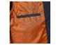Innenfutter einer Jacke mit orangefarbenem Stoff und einer dunkelblauen Tasche