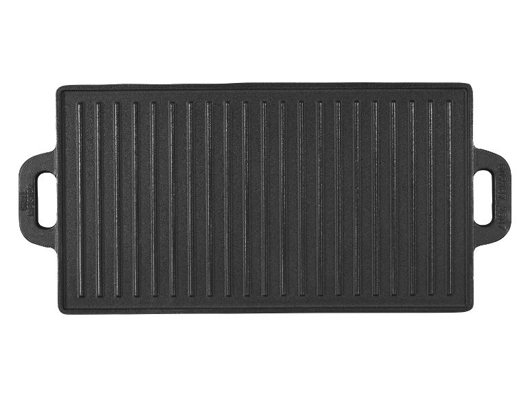 Schwarze Gusseisen-Grillplatte mit Griffen, geriffelter Oberfläche und dem Text „GRILL MEISTER“.