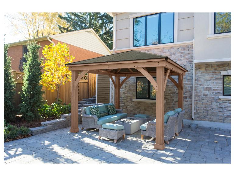 Holzpavillon mit Metalldach, Terrassenmöbel-Set und Feuerstelle.