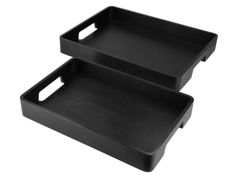 Zwei schwarze, rechteckige Aufbewahrungsfächer mit ausgeschnittenen Griffen.