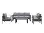 Graues Outdoor-Möbelset mit einem Dreisitzer-Sofa, zwei Sesseln und einem Couchtisch.