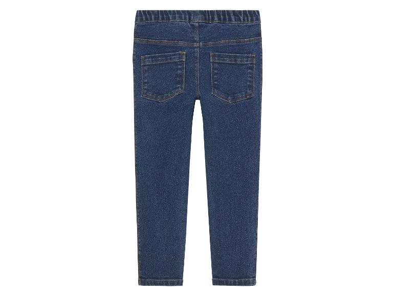 Eine blaue Jeans für Mädchen.