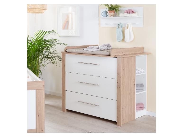 Holz- und weiße Wickelkommode mit Regalen und Babybett.