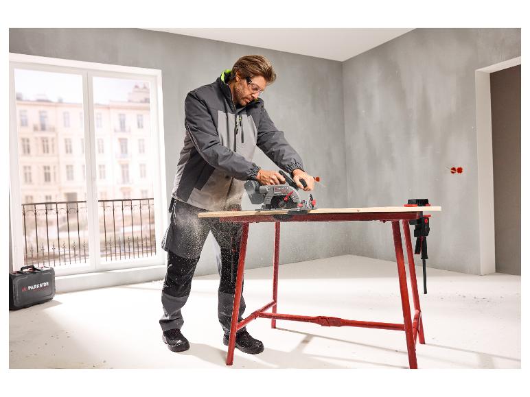 PARKSIDE PERFORMANCE® Akku-Handkreissäge PPHKSA 20-Li A1 beim Sägen von Holz.
