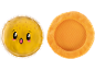 Gelbe Wärmflasche mit süßem Gesicht und orangefarbenes flauschiges Kissen.