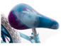 Ein blaues Kinderfahrrad mit einem Frozen-Sattel.