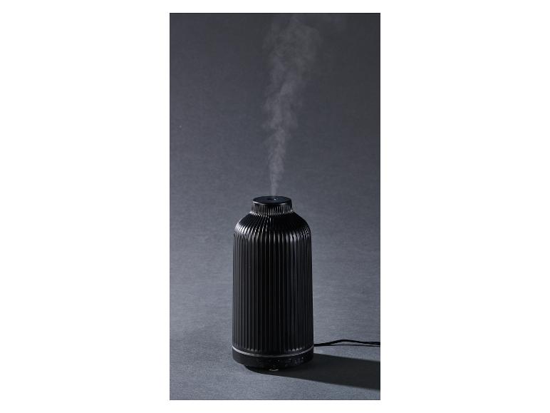 Ein stilvoller, moderner schwarzer Aromadiffusor im Betrieb.
