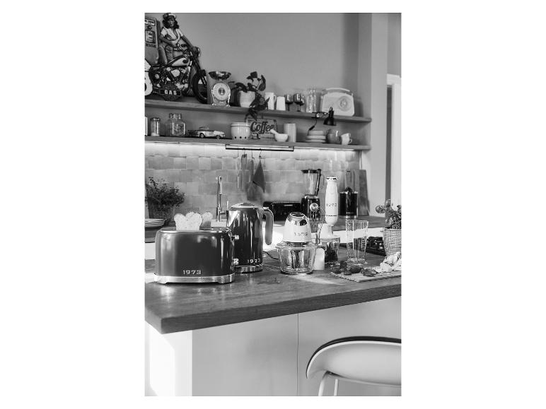 Ein Retro-Toaster und Wasserkocher von 1973, eine Küchenmaschine und ein Stabmixer auf einer Küchenarbeitsplatte.