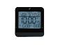 Eine schwarze digitale Uhr mit Wecker, das Display zeigt die Uhrzeit, Temperatur und den Wochentag an.