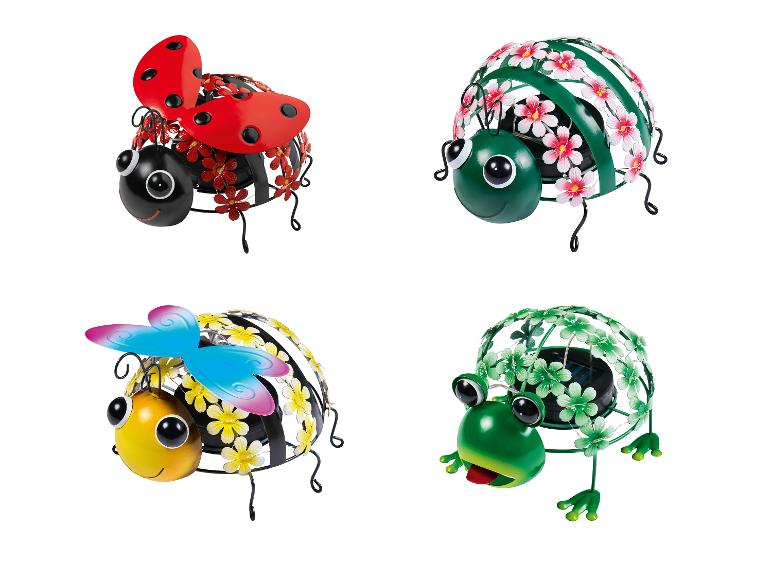 Vier metallene Gartenfiguren mit Solarstrom, darunter ein Marienkäfer, eine Biene, ein Frosch und ein zweiter Marienkäfer.