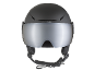 Schwarzer Skihelm mit silbernem Visier und verstellbarem Kinnriemen.