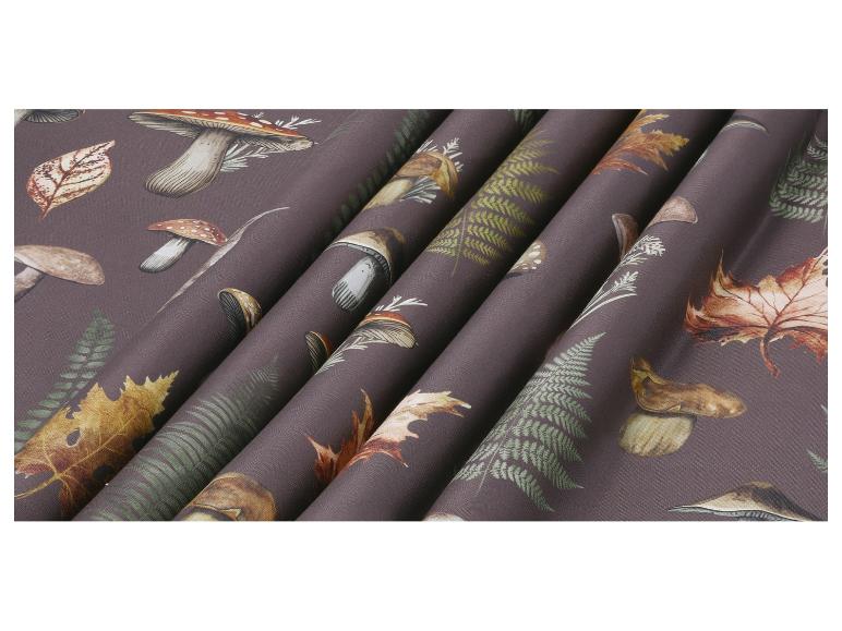 Stoff mit Herbstwaldmotiv, Pilzen, Blättern und Farnen.
