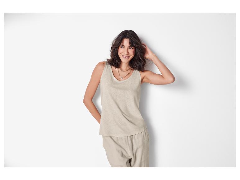 Model in beiger Leinen-Top und -Hose.