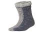 Zwei Paar warme, gestrickte Socken mit flauschigen Bündchen, ein hellgraues und ein dunkelgraues.