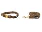 Braunes Hundehalsband und Leine aus Plüschmaterial mit Metallverschlüssen.