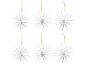 Sechs weiße Schneeflocken-Weihnachtsornamente hängen vor schwarzem Hintergrund.