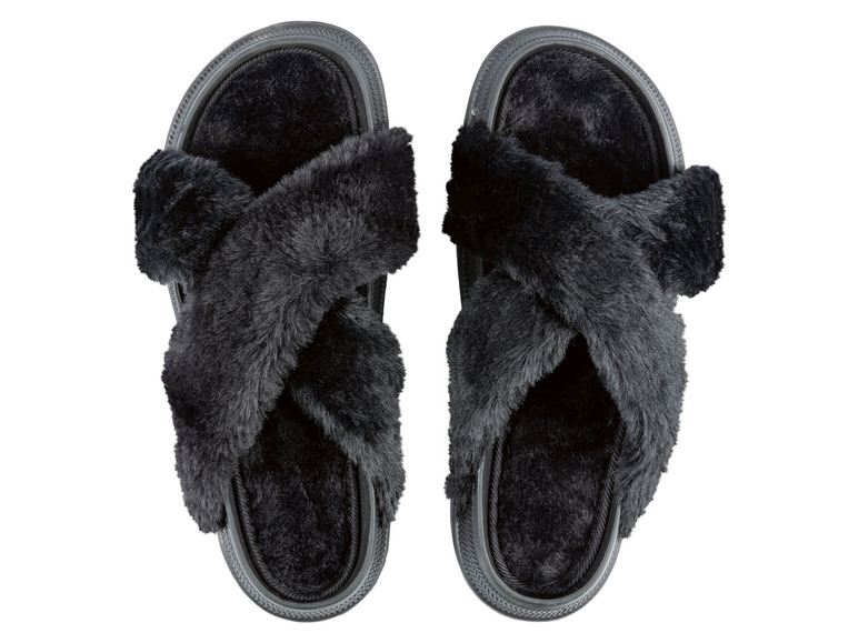 Zwei Paar schwarze, flauschige Hausschuhe mit Kreuzband.