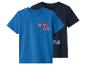 Zwei kurzärmlige Kinder-T-Shirts, eines blau mit „SPIDER-MAN“ und eines schwarz mit „MAN“.