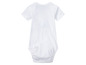 Ein weißer Babybody mit kurzen Ärmeln.