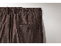 Nahaufnahme der Gesäßtasche und des elastischen Bunds einer braunen Hose.