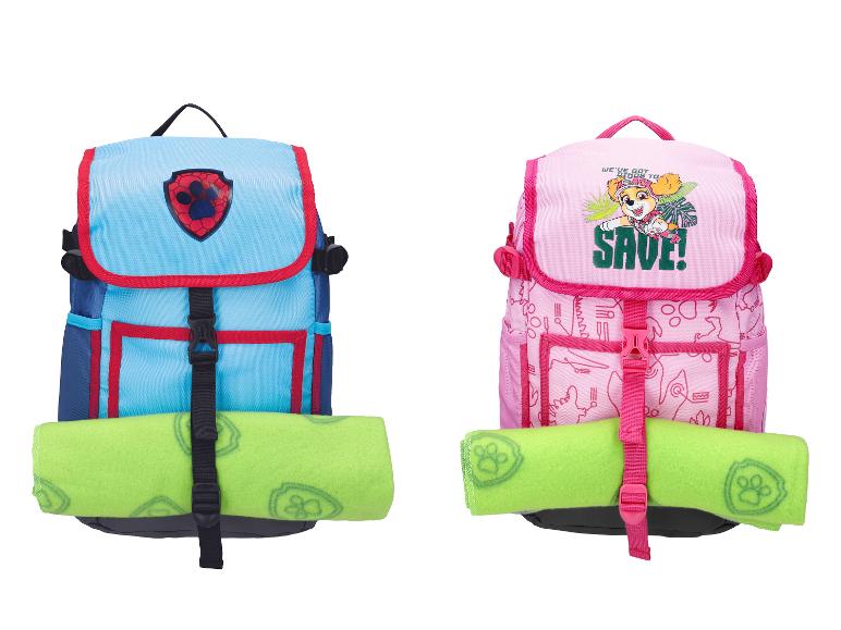 Zwei Kinderrucksäcke mit gerollten Decken: ein blauer mit Pfotenschild und ein pinker mit Welpen und „SAVE!“-Text.