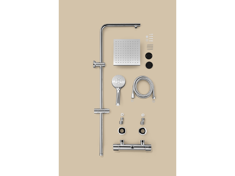 Verchromtes Duschsystem mit quadratischem Kopfbrause, Handbrause, Schlauch und Mischbatterie.