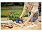 Frau polstert Stuhl mit LIVARNO® Handtacker »RPC7« im Freien.