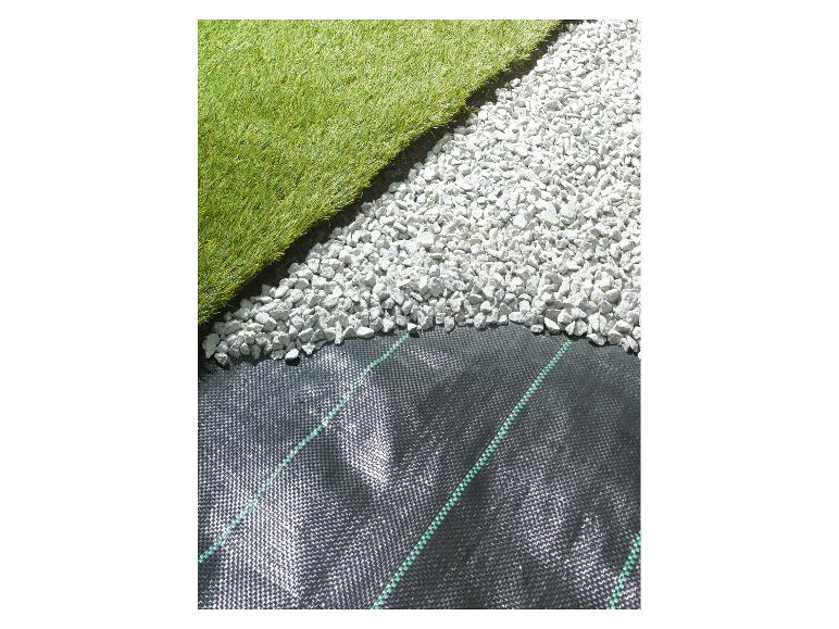 Kunstrasen, weiße Kieselsteine und schwarzes Unkrautvlies.