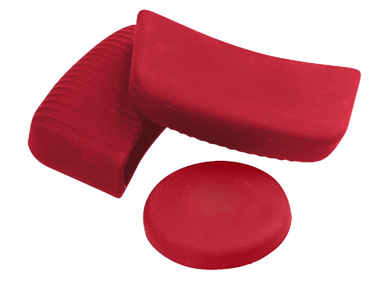 Set aus drei roten Silikon-Topflappen, zwei längliche und ein runder.