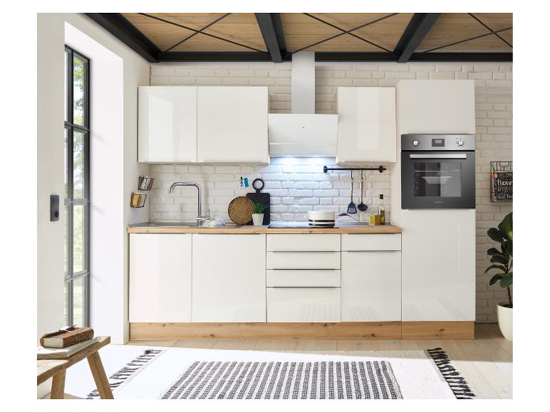 Moderne weiße Küche mit Holzarbeitsplatten, Einbaubackofen und Dunstabzugshaube.