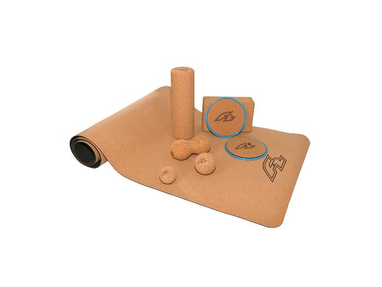 Kork-Yogamatte mit Rolle, Block, Massagebällen und Gleitscheiben.