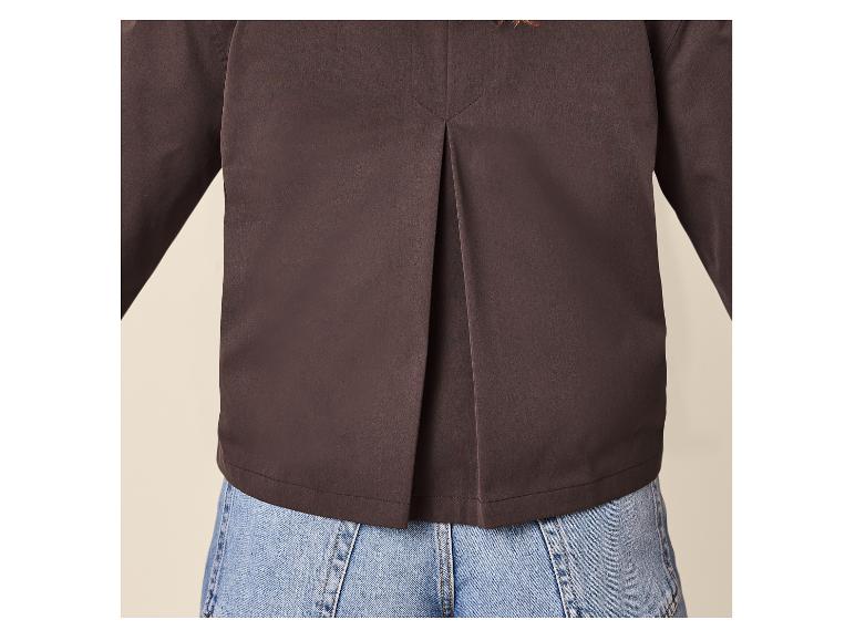 Dunkelbraune Bluse mit Falte am Rücken, getragen mit Jeans.