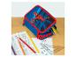 Blaues Federmäppchen mit Spiderman-Motiv, Buntstifte und Schulmaterial auf Holztisch.
