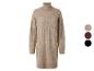 Beiges Zopfstrick-Rollkragenkleid mit Farboptionen.