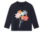 Ein dunkelblaues Langarmshirt mit einem Blumenmuster und dem Schriftzug 'Joyful'.