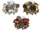Drei Weihnachtskerzenhalter mit Zweigen, Zapfen und Weihnachtskugeln.