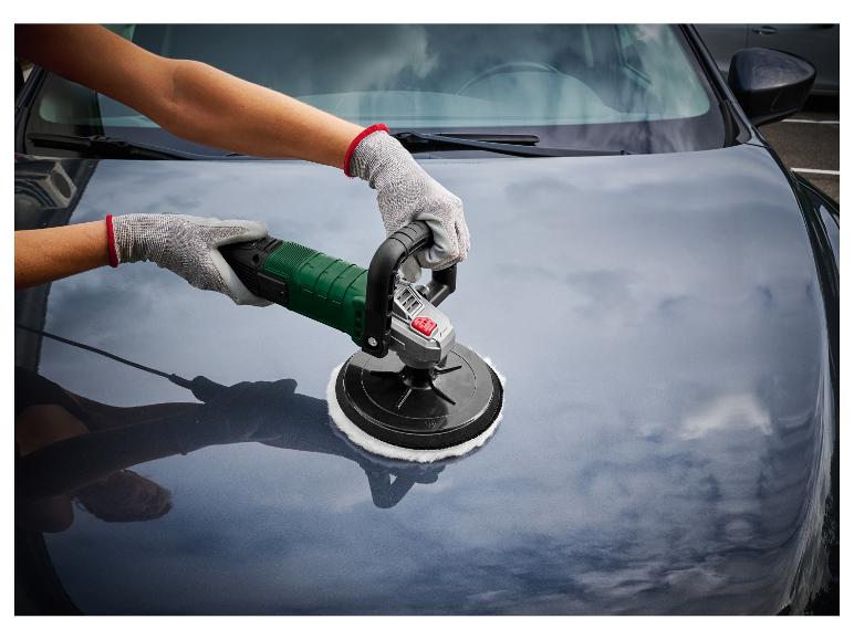 Behandschuhte Hände polieren Motorhaube eines Autos mit Poliermaschine.
