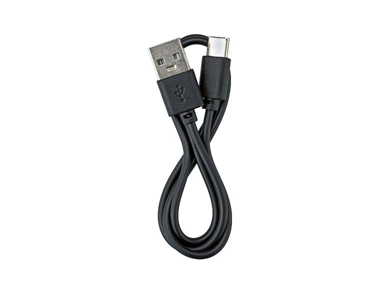 Schwarzes USB-A-auf-USB-C-Ladekabel, zu einer Acht geformt, auf weißem Hintergrund.