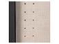 Beige Lochwand mit schwarzem Rand, ideal zur Aufbewahrung.