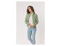 Frau in grünem Sweatshirt mit Reißverschluss, weißem T-Shirt und hellen Jeans.