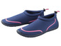 Zwei Paar blaue Wasserschuhe mit rosafarbenen Details.