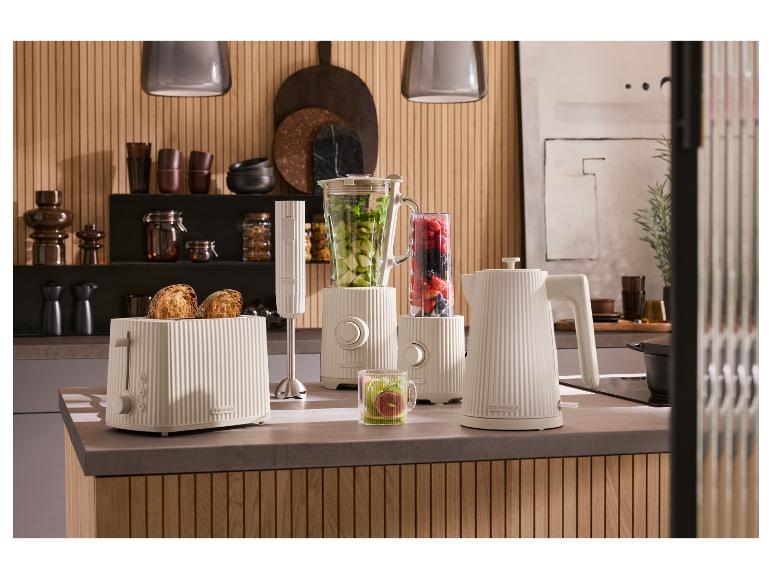 Cremefarbene SilverCrest Küchengeräte: Toaster, Stabmixer, Standmixer und Wasserkocher.