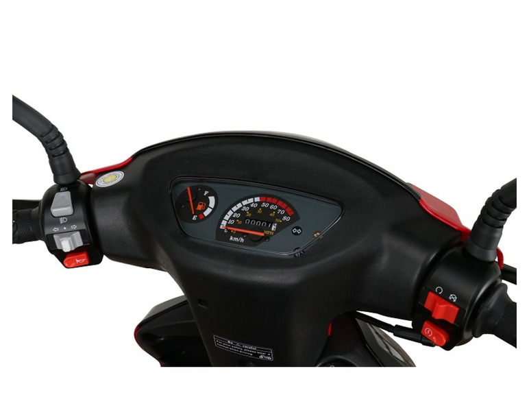 Nahaufnahme des Lenkers eines Rollers mit Tachometer und Bedienelementen.