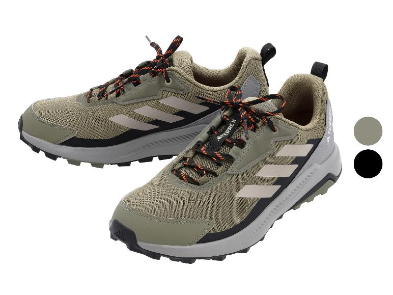 Paar olivgrüne und schwarze Wanderschuhe mit orangefarbenen Schnürsenkeln, mit Farbmustern.