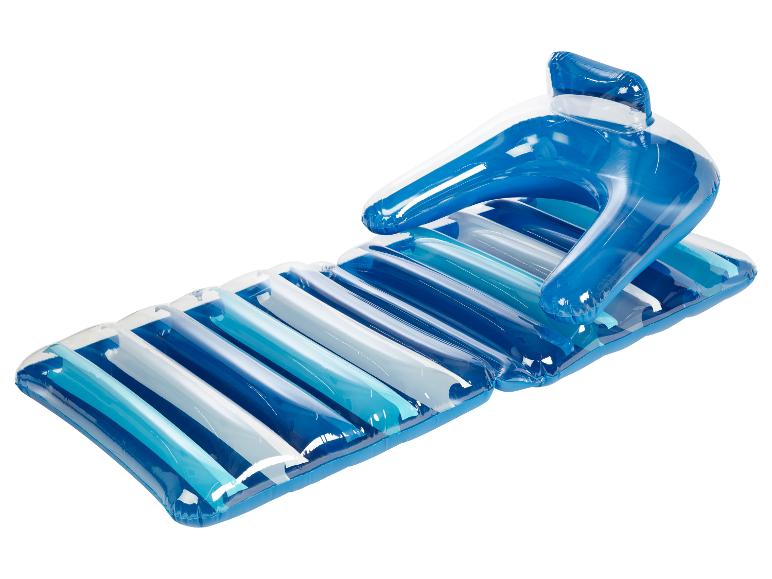 Blau-weiß gestreiftes aufblasbares Poolbett und -sessel.