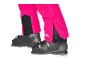 Pinke Skihose mit schwarzen Skischuhen