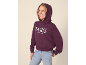 Mädchen in lila Hoodie mit 'PARIS AMOUR CLUB' Aufschrift und Jeans